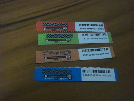 Raspar a pulsa. Telemóvel: marcar 100 - escrever o número da pulsa - realizar chamada. Internet: escrever msg com número da pulsa; espaço; número da internet e enviar msg para 8303; @2012